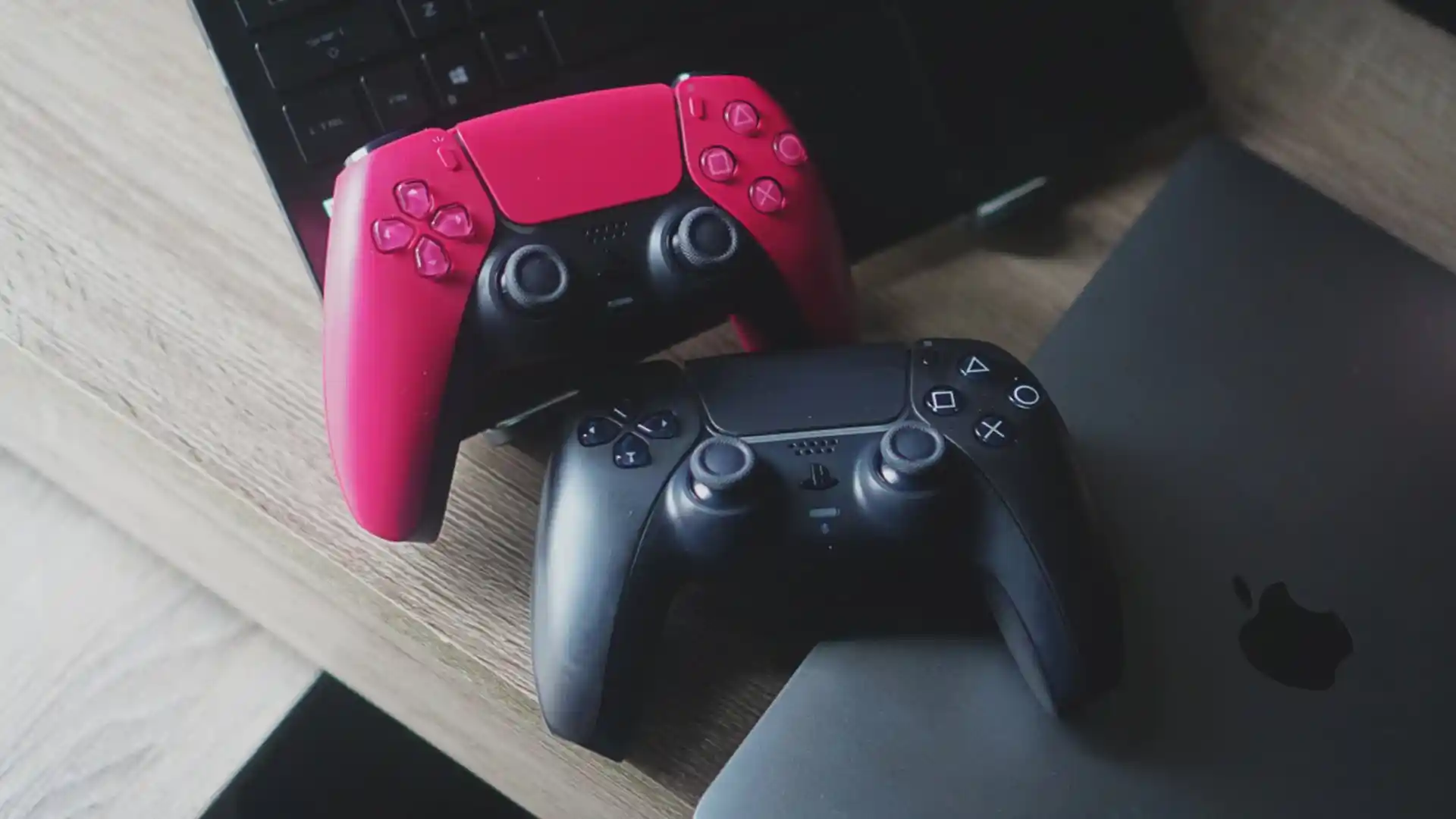 دسته PS5 قرمز